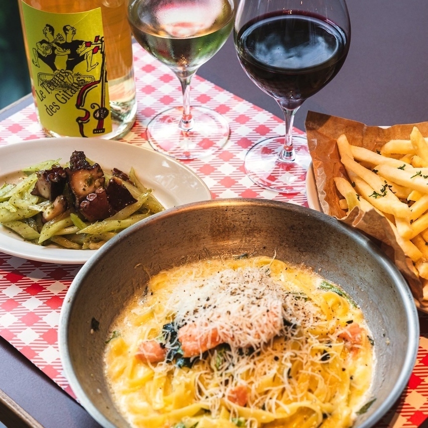 濃厚なパスタと、ワインやオリジナルカクテルを楽しめます♪