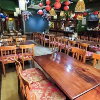 There are four tables that seat four people.You can enjoy your meal at your leisure in our spacious restaurant.