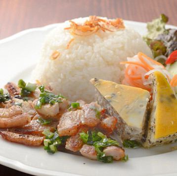 【ベトナムの庶民的な料理をどうぞ】色鮮やかなベトナムの米料理 コムタム 980円(税込)