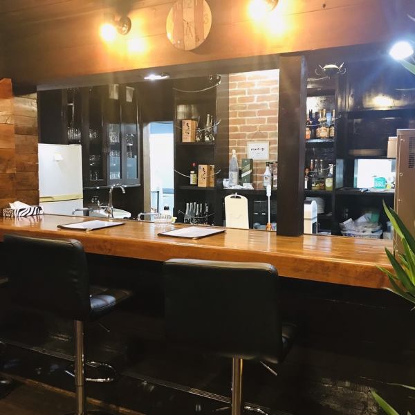Our counter seating has a soothing and relaxed atmosphere as if you were in a bar, and you can enjoy a relaxing meal.If you are in your 20's to 40's, it's your way home from work!