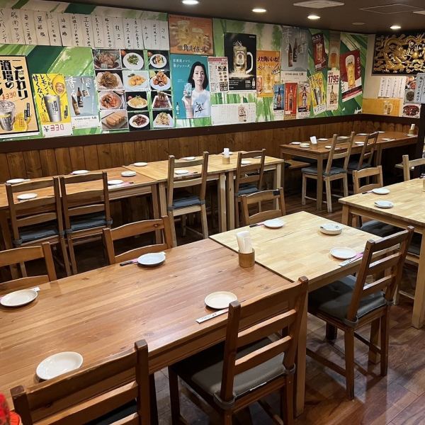 昭和レトロな雰囲気漂う店内。少人数宴会にも最適なテーブル席をご用意しております。会社のご宴会やご友人との飲み会、ご家族でのお食事などにもご活用ください。ご予算・ご要望に応じてご対応いたしますので、お気軽にお問い合わせください♪