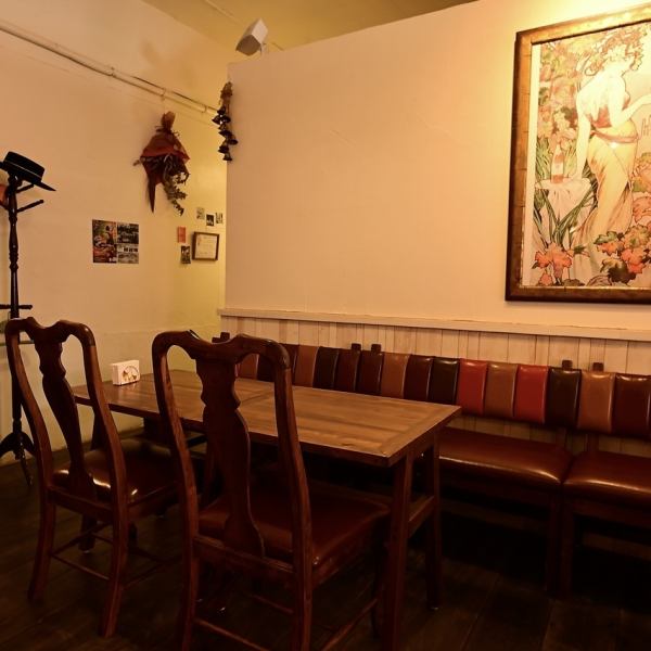 フラメンコのBGMで本場の雰囲気を感じれる店内は、木の温もりと柔らかな灯りに包まれたテーブル席とカウンター席、スペインの美食とワインをゆったり堪能できます。隣席との距離も程よく、会話を楽しみながら本場の味に浸れる落ち着いた空間です。