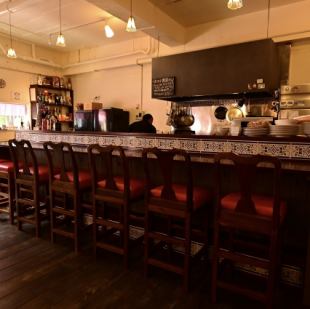 二人だけの距離が心地よいカウンター席。スペイン料理とワインが、特別な夜をそっと彩ります。料理と語らいが深まるカウンター席。記憶に残る美食体験を。