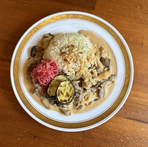 キノコ香るビーフストロガノフ