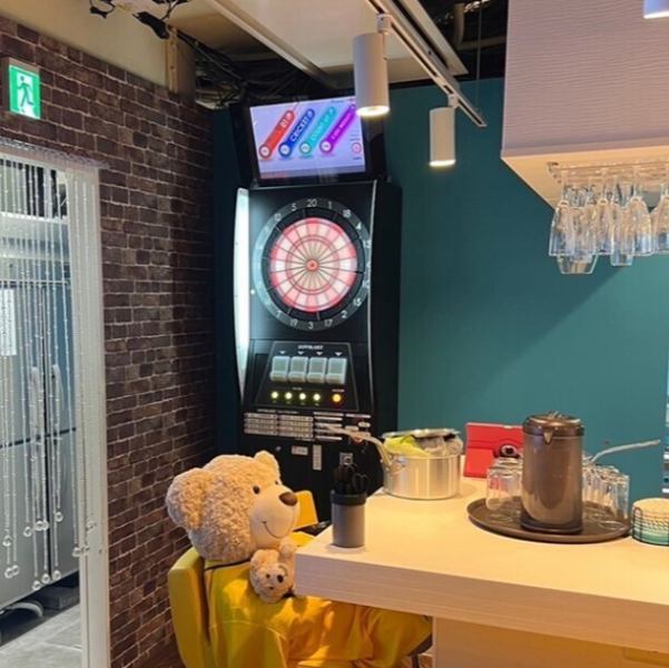 店内ではテーブルゲームやダーツにカラオケも楽しめて、歌ったりお酒を飲んだりしながら充実した時間を過ごせます。友人同士での集まりや女子会など、多彩な遊びを通じて盛り上がれる環境が整っています。こだわりの料理とお酒を片手に、賑やかで楽しい時間を過ごしたいなら、ぜひ当店へお越しください。※絶賛深夜営業中♪