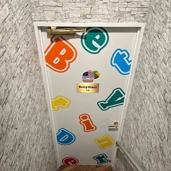 JR南武線の武蔵新城駅南口から徒歩2分の好立地にあるお店です。駅チカで集まりやすく、お仕事帰りや休日のお出かけの際にも気軽にお立ち寄りいただけます。落ち着いた雰囲気の店内で、こだわりの逸品をゆっくりとご堪能ください。※オープンから25年、地元の皆様に愛されるBARが、Betty Dinerとしてリニューアルオープン★