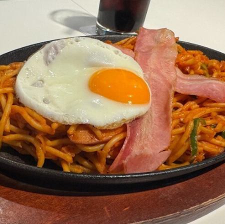 真似しちゃったナポリタン (ベーコン・目玉焼き付き)