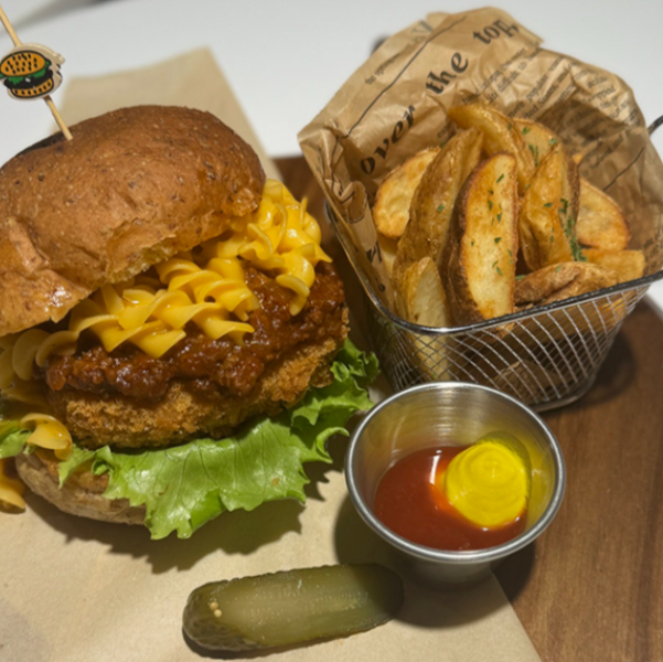 【濃厚】チーズとマカロニをたっぷり使用♪マッケンチーズバーガー ポテト・ドリンクセット 1800円(税込)