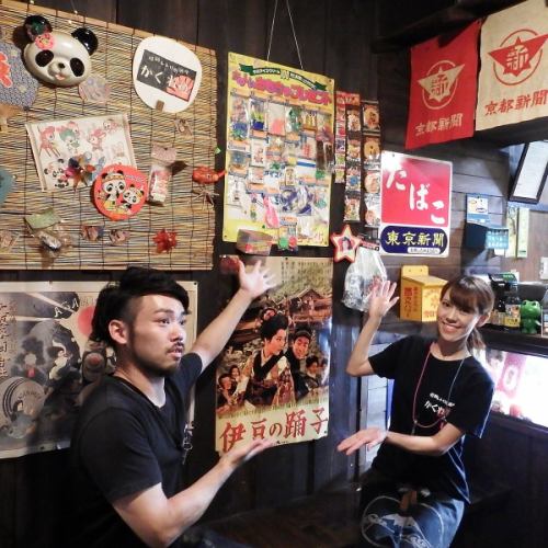 <p>【 昭和レトロ居酒屋　かくれ道 】店内・外観で昭和のレトロ感を演出。昭和の持つ温かさと居心地の良さが特徴です。友人・知人・会社の仲間・ご家族はもちろん『昔の仲間』と集まるのにピッタリの雰囲気。大人になってからの『遊ぶ』というのは『とりあえず飲みに行く』ですよね？そういう時には【 かくれ道 】がオススメ！</p>