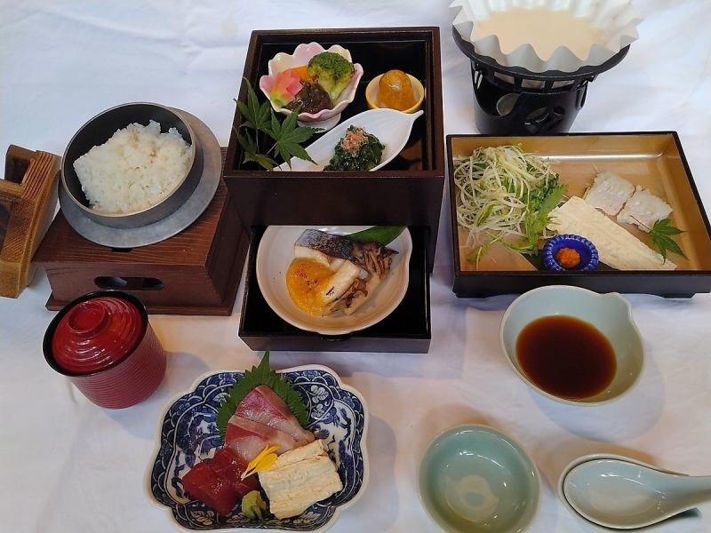 ~ 장인이 정성스럽게 완성하는 본격 일식 ~ 시장 직송 신선한 재료를 사용하여 맛 깊은 맛을 제공