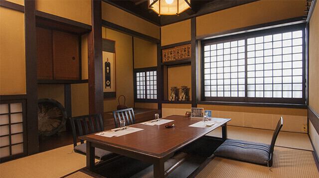 著名作家の作品を鑑賞しながら、美味しいお食事の時間をお楽しみください。和の落ち着いた居心地の良い空間は、家族の集まりから記念日のお祝い、接待など特別な日にもぴったりです。上質なお肉を味わいながら、心に残る素敵なひとときをお楽しみください。大切な人との会話も弾む、贅沢な時間をお過ごしいただけます。