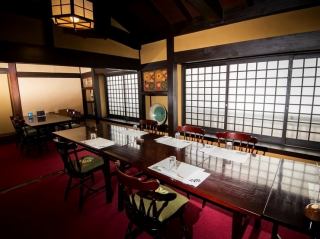 5名様ご利用のテーブル席です。ご家族との集まりや、記念日、ご接待などの特別な時間にぴったおりです。ゆっくりお過ごしいただけます。