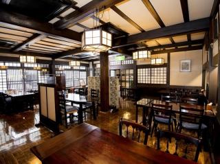 広い空間のテーブル席となります。4名様テーブルを多数ご用意しております。店内は、芹沢けい介デザインの暖簾、店名の【八雲】にちなんだ雲モチーフの唐紙など、内装の細部までお楽しみいただけます。