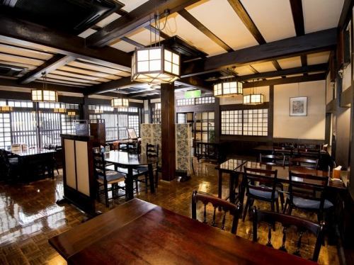 広い空間のテーブル席となります。4名様テーブルを多数ご用意しております。店内は、芹沢けい介デザインの暖簾、店名の【八雲】にちなんだ雲モチーフの唐紙など、内装の細部までお楽しみいただけます。