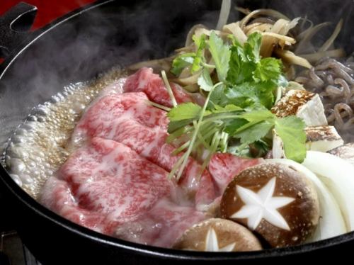 甘辛の自家製割り下も自慢の『すき焼コース』です