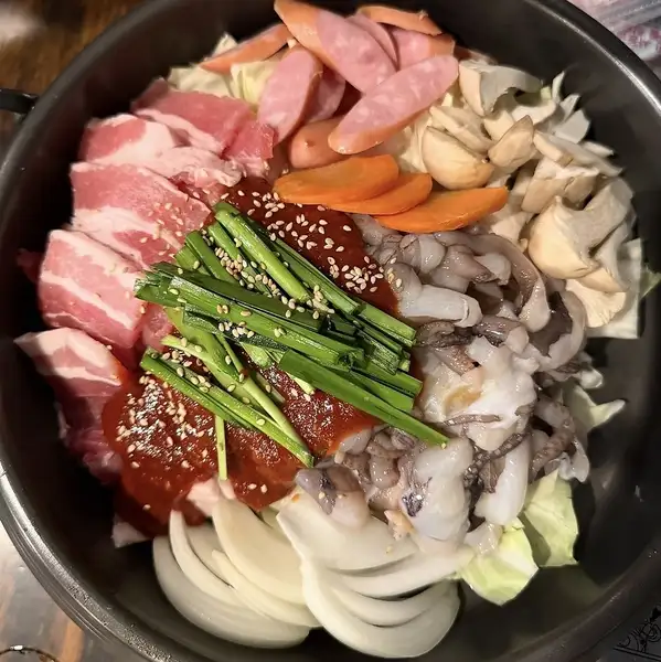 【オーナーこだわりの韓国料理！ナッチサムギョプサル炒めオープンエアな空間とおしゃれなテーブル、清潔感ある店内で本場の韓国料理・焼肉を楽しもう！！デート、女子会利用もおススメ！