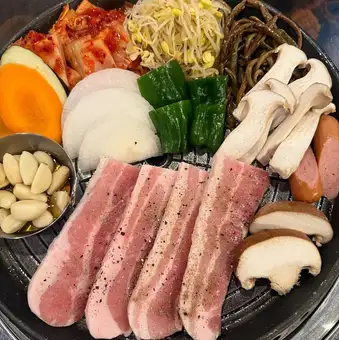 【Generous Portions】9-Course Samgyeopsal Set with Vegetables Regular Price ¥1980 → ¥1760 (per person) Minimum order of 2 people