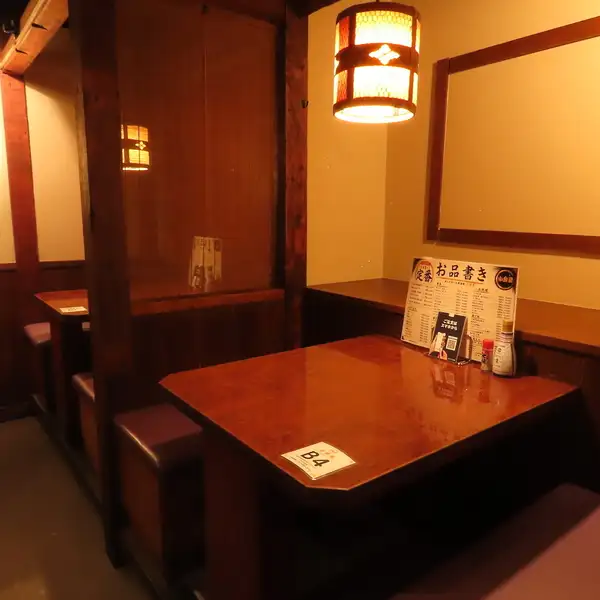 店内にはプライベート感を程よく保てる快適な半個室テーブル席をご用意しております♪周りの目を気にせずゆったり過ごせるため、ご家族での団らんやお食事をはじめ、ご友人同士の賑やかな集まり、大切な方とのデートなどどんなシーンにもぴったり◎温かみのあるアットホームな雰囲気の中料理を囲みながらお楽しみください。