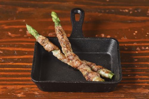 Charcoal-grilled asparagus with bacon