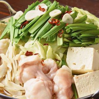 【附2小时无限畅饮】「A套餐」3,300日元（含税），包含大量蔬菜的内脏火锅和生鱼片。