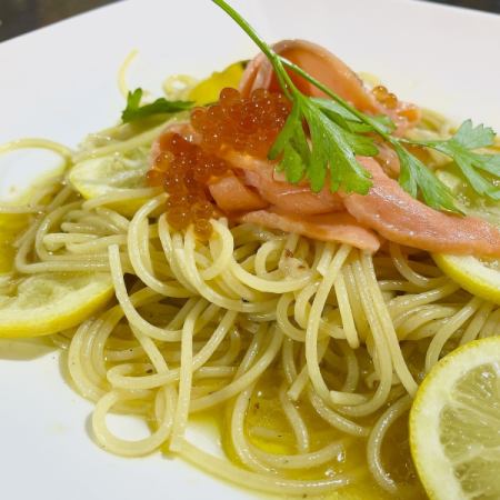 スモークサーモン・いくらの煎り酒レモンペペロンチーノスパゲティ