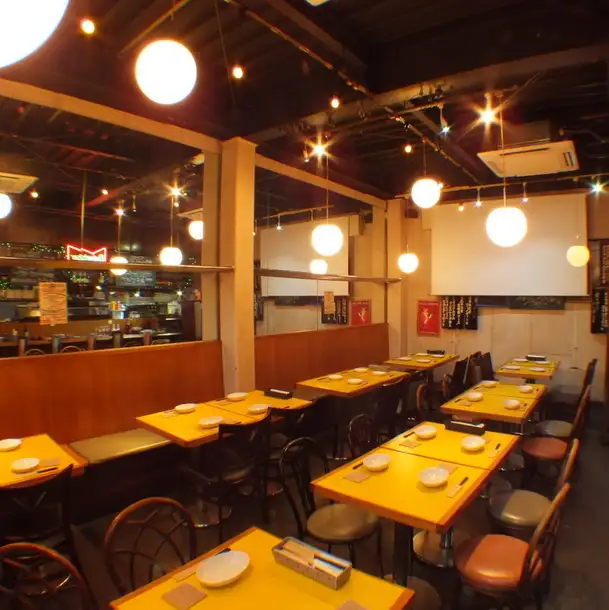 【貸切】高い天井で開放的！広々した店内は貸切パーティに大人気！20名様から最大40名様まで貸切可能です！プロジェクターの設備も整っているので各種パーティにご利用頂けます！女子会、結婚式の2次会などサプライズ演出などお気軽にお問合せ下さい！
