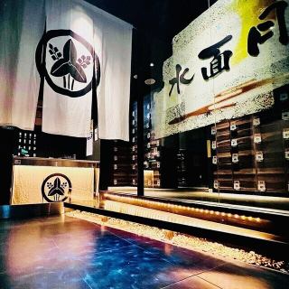 我們有許多帶門的完全私人房間！這些餐廳非常受歡迎，預訂很快就滿了。請先聯絡名站商店。除了單點菜餚外，我們還提供無限暢飲的選擇。您也可以只預訂座位！期待您的預訂！名站包間居酒屋約會女生聚會生日週年紀念名站包廂居酒屋