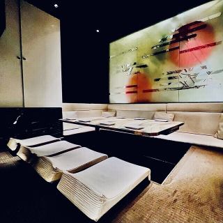 可容納5～8人的包廂♪在名站店，盡情享受完全私人空間的夢幻空間♪小型包廂在女子會、團體約會等場合非常受歡迎！另外，也非常適合在名古屋慶祝紀念日或生日派對哦♪名站店還準備了附有甜點的豐富豪華套餐和3小時無限暢飲！名站包間居酒屋約會女生聚會生日紀念日