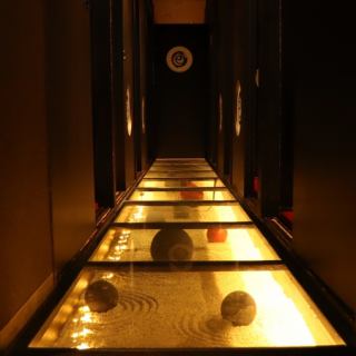 可容纳30-34人！也提供包场服务◎ 情侣座位在名古屋站附近非常受欢迎★ 我们可承办各种规模的聚会，从2人到大型宴会均有涵盖♪ 提供价格合理的无限畅饮和无限量美食套餐♪ 许多套餐在名古屋站附近非常受女生聚会和团体约会的欢迎！名古屋站包间居酒屋约会 女生之夜 生日纪念日