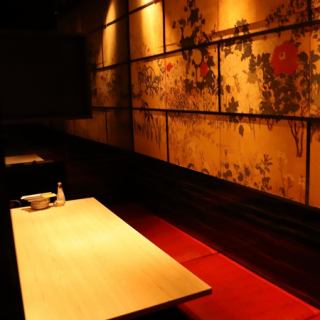 5-8人包间♪ 在名古屋站店的包间里享受美妙的氛围♪ 小型包间深受女生聚会和团体约会的欢迎！我们也为周年纪念日、生日和其他特殊场合提供奢华的用餐环境♪ 我们名古屋站店还提供包含甜点和3小时畅饮的各种豪华套餐！名古屋站包间居酒屋约会 女生聚会 生日 周年纪念日