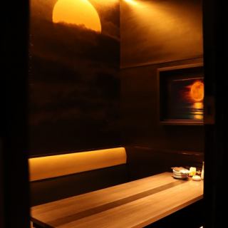 我们提供充足的包间！可容纳6至8人。我们备受欢迎的舒适包间需要提前预订！非常适合在名古屋站举办大型宴会、告别派对、年末派对、新年派对和团体聚会！完美的氛围使这些包间成为名古屋站的热门之选！如有特殊场合，欢迎光临我们位于名古屋站的店铺，使用我们的包间。请尽早预订！名古屋站包间居酒屋约会女生之夜生日纪念日