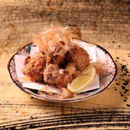 Deep fried chicken in bonito flakes, flavored with bonito and sansho pepper