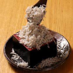 Whitebait topped on rice