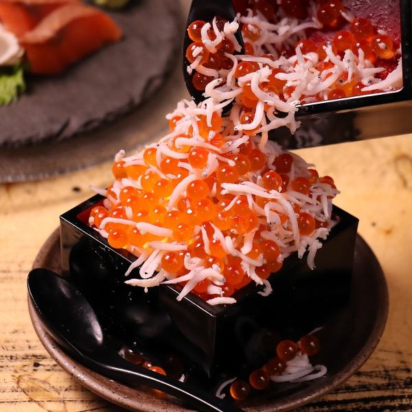 いくらやシラスなどのこぼれ升ご飯