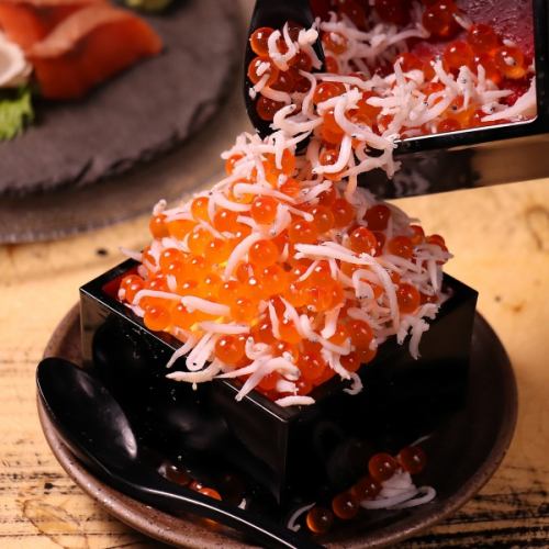 いくらやシラスなどのこぼれ升ご飯