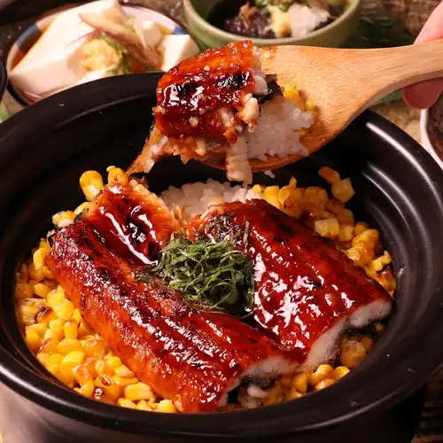 かつお出汁で炊いたとうもろこしとうなぎの土鍋飯やかつおのタタキなどが楽しめる飲放題付9品【夏コース】