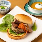 午餐请享用川越汉堡和特制日本黑牛肉灯！