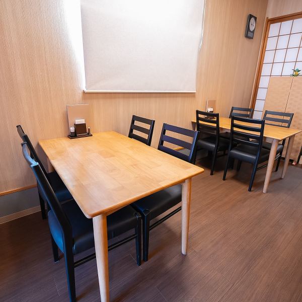 【グループでのご利用にも】 4名がけのテーブルのお席もご用意しております。席の間隔もしっかりとっていますのでゆったりとお食事を楽しんでいただけます！ご家族やグループでのご利用にもおすすめです♪