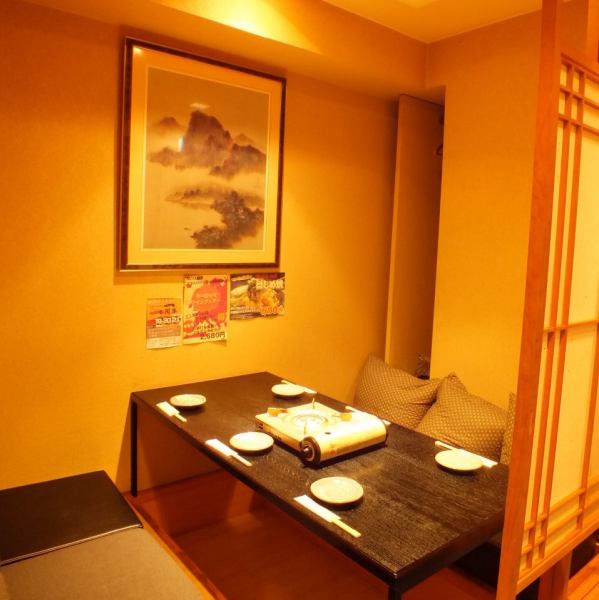 Digber風格的座椅可供6至12人使用。完整的私人房間位於Shoji門的另一側，是成人放鬆的好地方。
