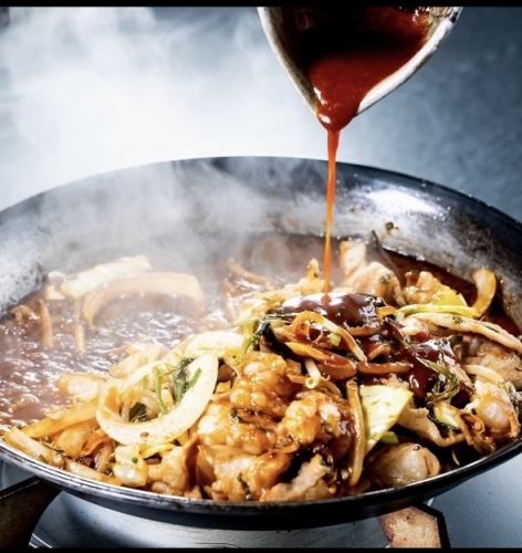 【鍋だけじゃない！辛いのにさっぱりな人気のピリ辛もつ焼き】名物！はじめ焼き1人前1180円♪