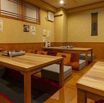 <p>6～12名様迄でお使い頂ける掘り炬燵式座敷。障子の扉の向こう側に佇む完全個室は、まさに大人の憩いの空間…。</p>