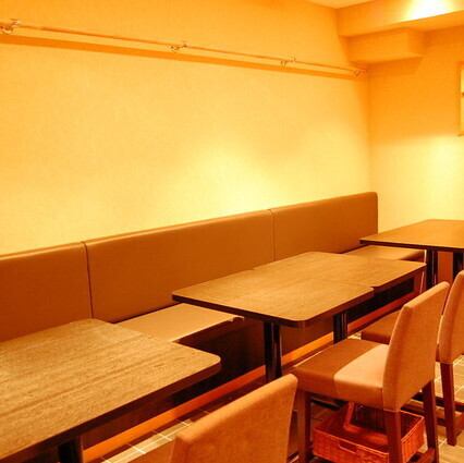 <p>2～4名様のテーブル席。会社帰りや少人数でのお食事の際はこちらがおすすめ◎宴会は最大27名様までOK♪</p>