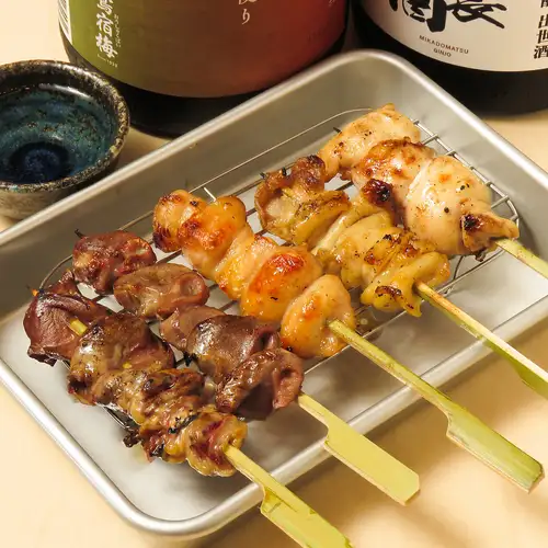 炭火で焼き上げる一本。自慢の焼鳥盛り合わせ♪