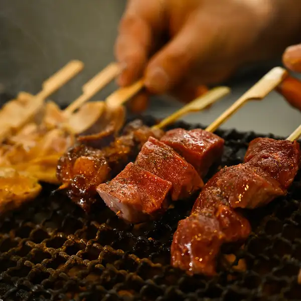 炭火の香ばしさと溢れる肉汁がたまらない絶品串