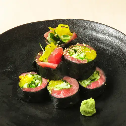 分厚いマグロがぎっしり!食感の虜になる「極上とろたく」