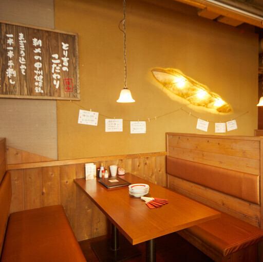 店内はまとまりのあるレイアウトで宴会に対応◎周囲に仕切りを感じる設計で、落ち着いた空間を確保しています！温かな照明が灯るリラックス空間は、大人数でも快適。貸切相談も可能な柔軟なスタイルで、歓送迎会にも最適です。さらにカウンター席も完備し、少人数でも気兼ねなく本格料理とお酒を堪能いただけます。
