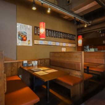 【店内手前側ソファ席】(お子様連れ/デート向き）4名様