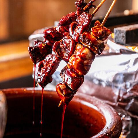 【当店の看板メニュー】備長炭で焼き上げる甲州健味鶏の串焼き！じっくり焼き上げて濃厚な旨みを凝縮♪