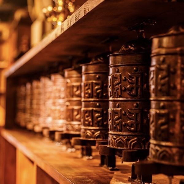 ネパールの伝統的な装飾が散りばめられた店内は雰囲気抜群♪　デートや女子会でご利用の方もた沢山いらっしゃいます♪