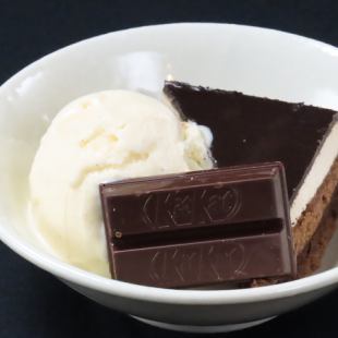 チョコレートケーキ バニラアイス添え